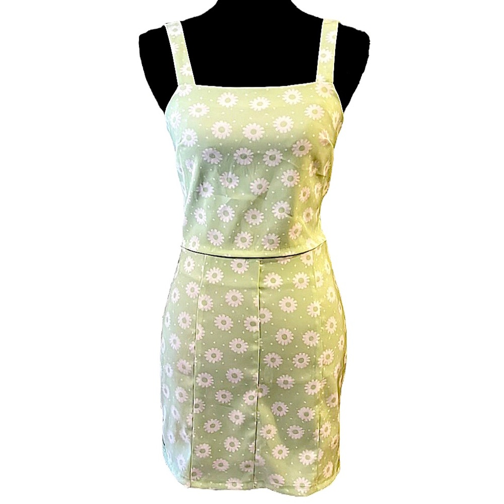 ALTAR’D STATE DAISY TWO PIECE SKIRT SET PASTEL GREEN AND WHITE SIZE SMALL